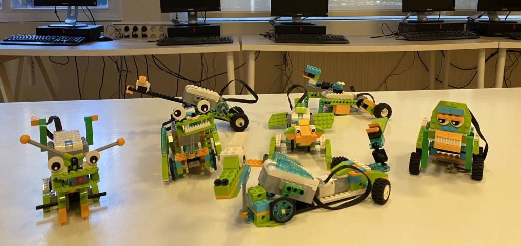 Uno de los retos que planteamos habitualmente cuando trabajamos con Lego Wedo 2.0 es la CARRERA DE ANIMALES. L@s participantes montan y programan distintos animales. Todos tienen mecanismos de avance diferenciados y presentan ventajas e inconvenientes que analizamos. Finalmente se trata de modificarlos para ver quién consigue hacer el más veloz… en llano jajajaja… cuesta arriba cambia….